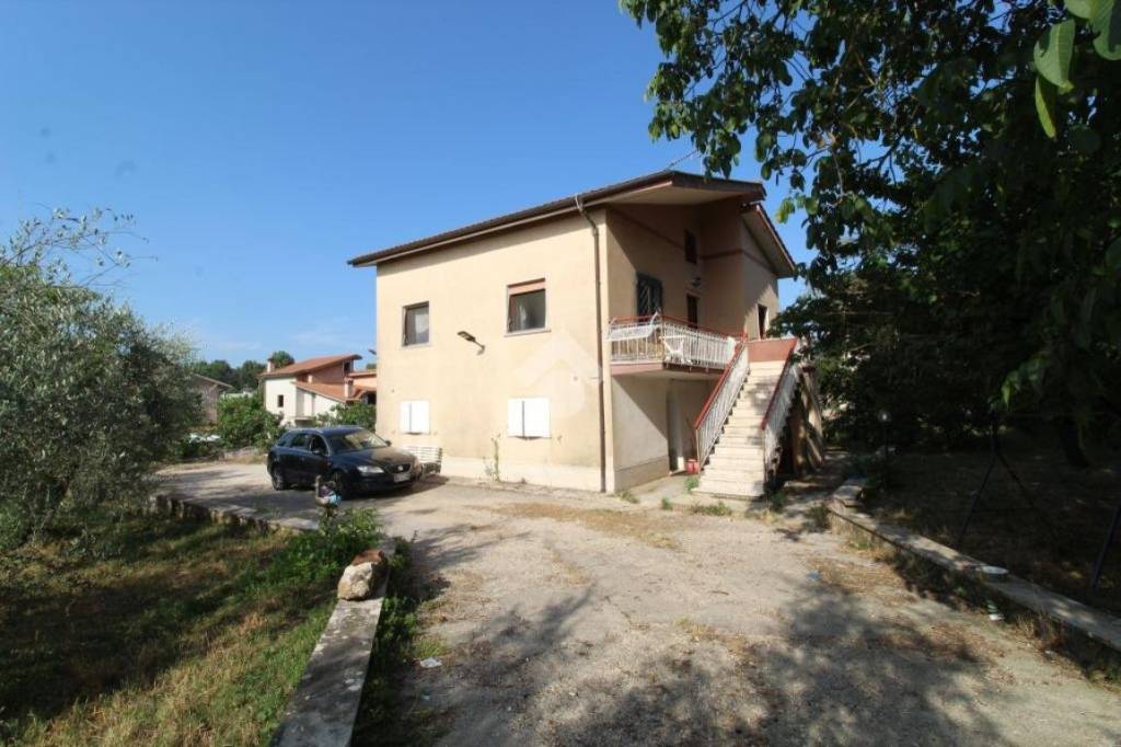 casa indipendente in vendita a Scandriglia