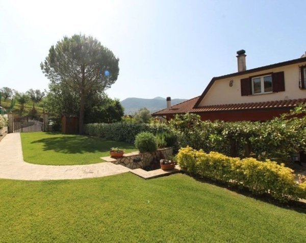 casa indipendente in vendita a Scandriglia in zona Ponticelli