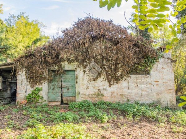 locale di sgombero in vendita a Selci