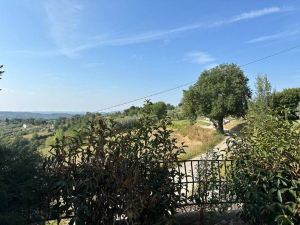 casa indipendente in vendita a Tarano