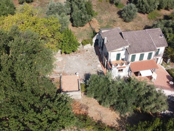 casa indipendente in vendita a Tarano