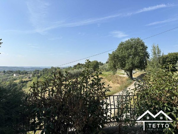 casa indipendente in vendita a Tarano