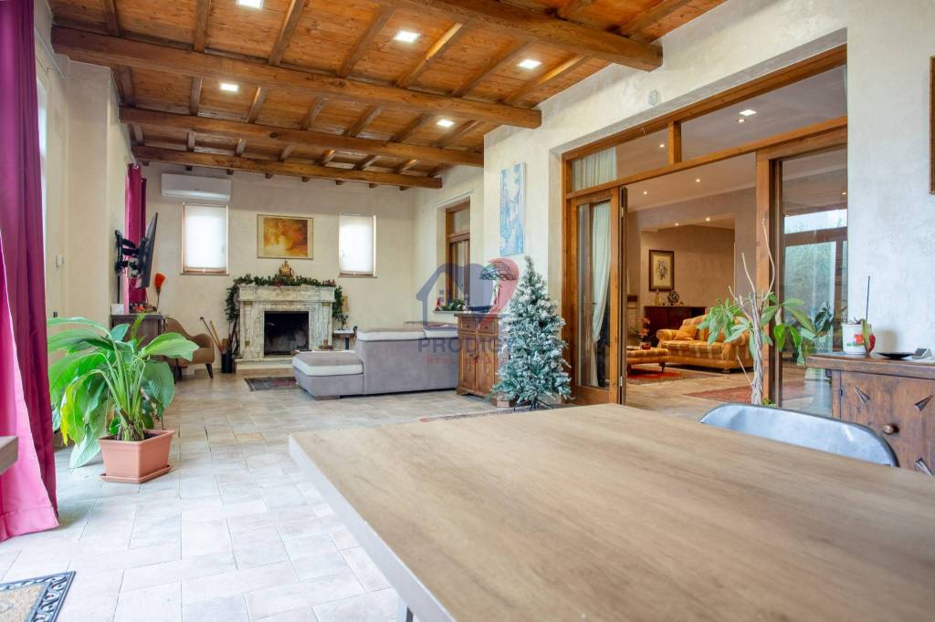 casa indipendente in vendita a Tarano