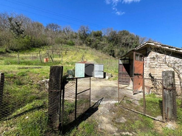 locale di sgombero in vendita a Tarano in zona San Polo