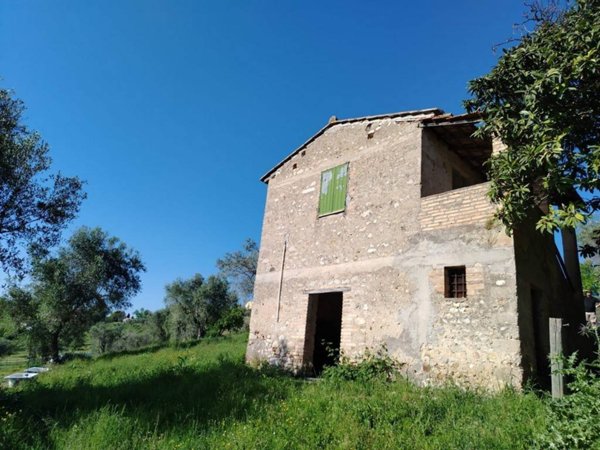 casa indipendente in vendita a Tarano