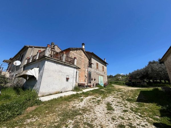 casa indipendente in vendita a Tarano