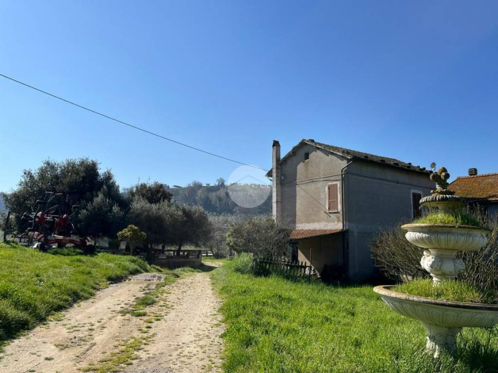 casa indipendente in vendita a Tarano