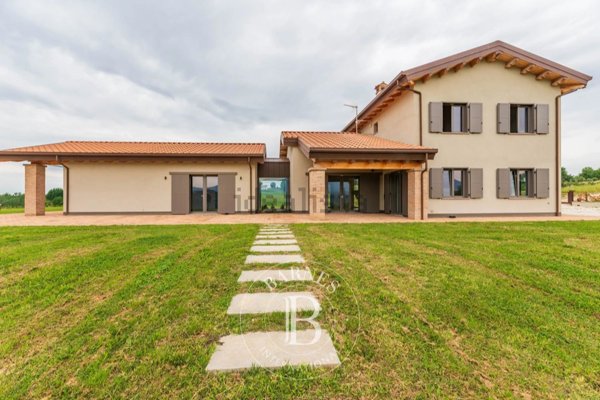 casa indipendente in vendita a Tarano