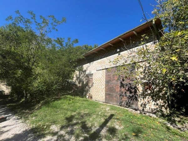 locale di sgombero in vendita a Tarano