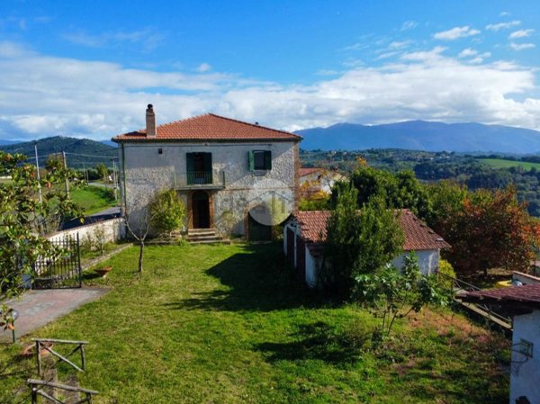 casa indipendente in vendita a Tarano in zona Baracche di Tarano