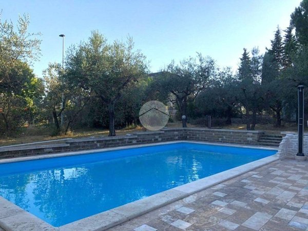 casa indipendente in vendita a Tarano in zona Baracche di Tarano