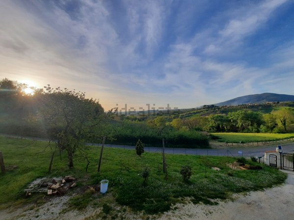 casa indipendente in vendita a Tarano