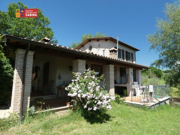 casa indipendente in vendita a Tarano