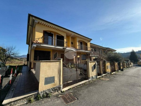 casa indipendente in vendita a Tarano in zona Baracche di San Polo