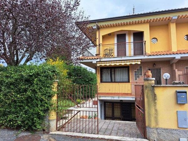 casa indipendente in vendita a Tarano in zona Baracche di San Polo