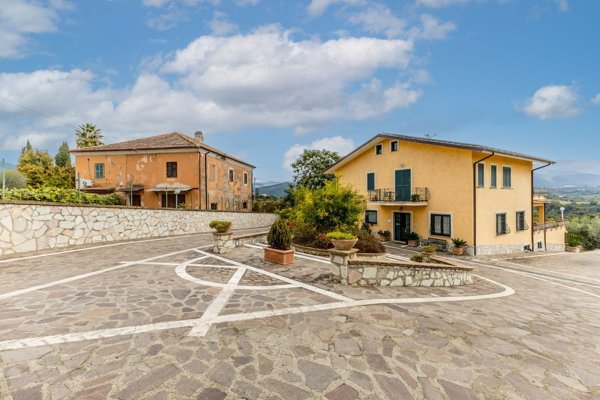 villa in vendita a Tarano in zona Baracche di Tarano