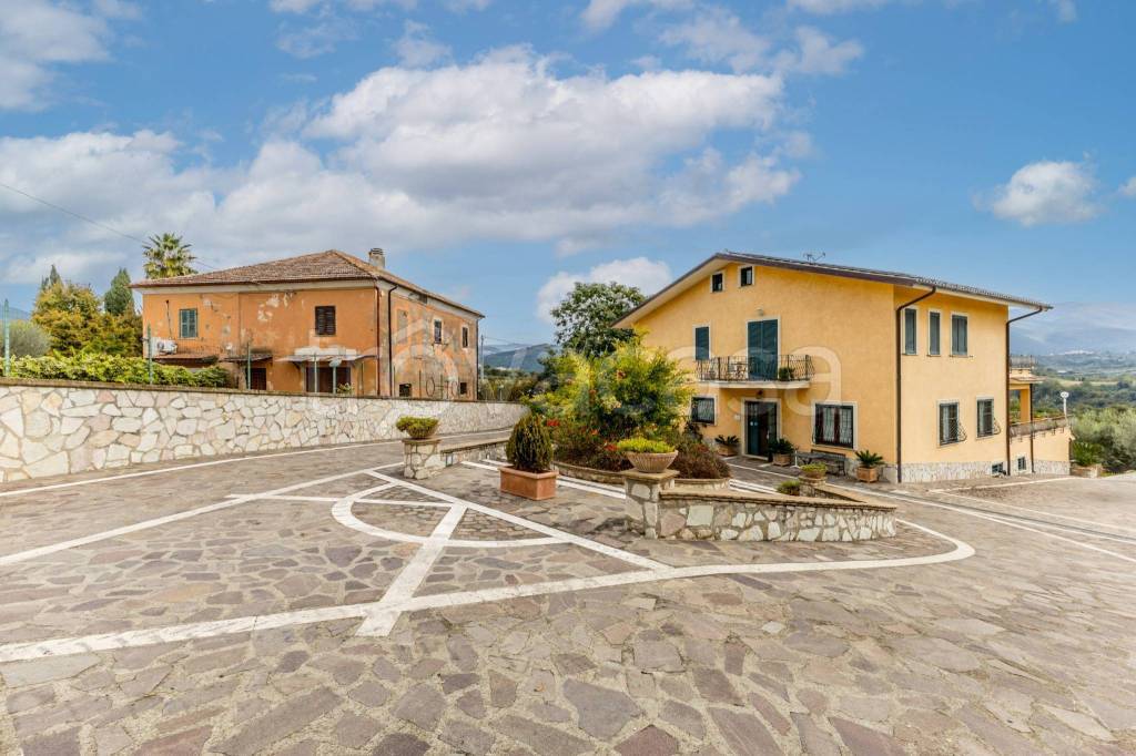 casa indipendente in vendita a Tarano in zona Baracche di Tarano