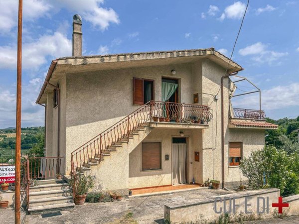 casa indipendente in vendita a Toffia