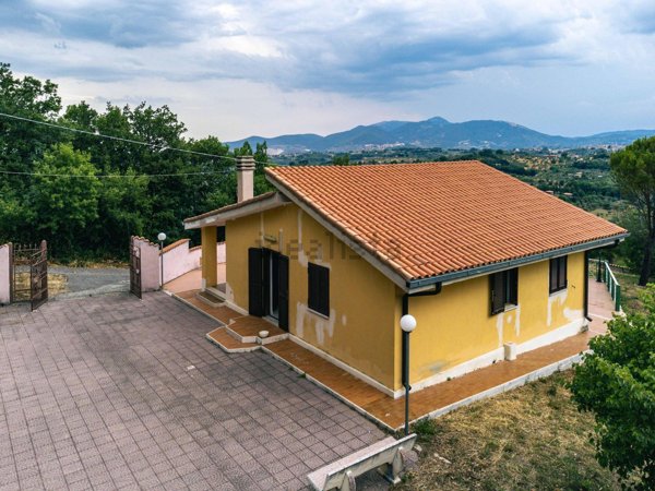 casa indipendente in vendita a Toffia