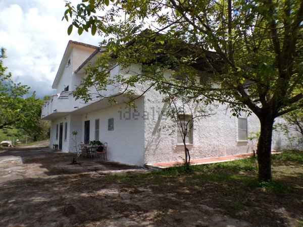 casale in vendita a Toffia