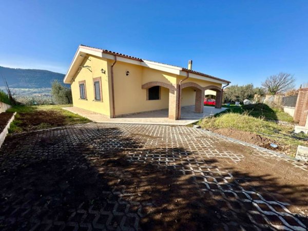 casa indipendente in vendita a Toffia