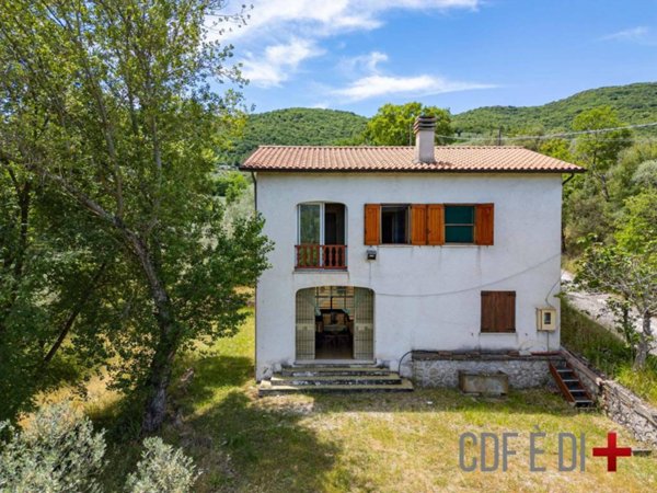 casa indipendente in vendita a Toffia