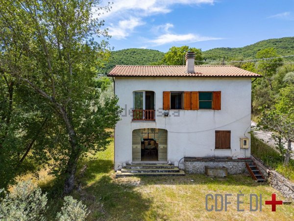 casa indipendente in vendita a Toffia