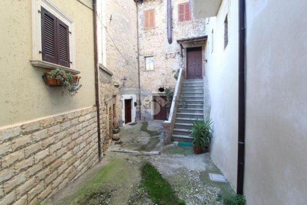 appartamento in vendita a Torricella in Sabina in zona Ornaro