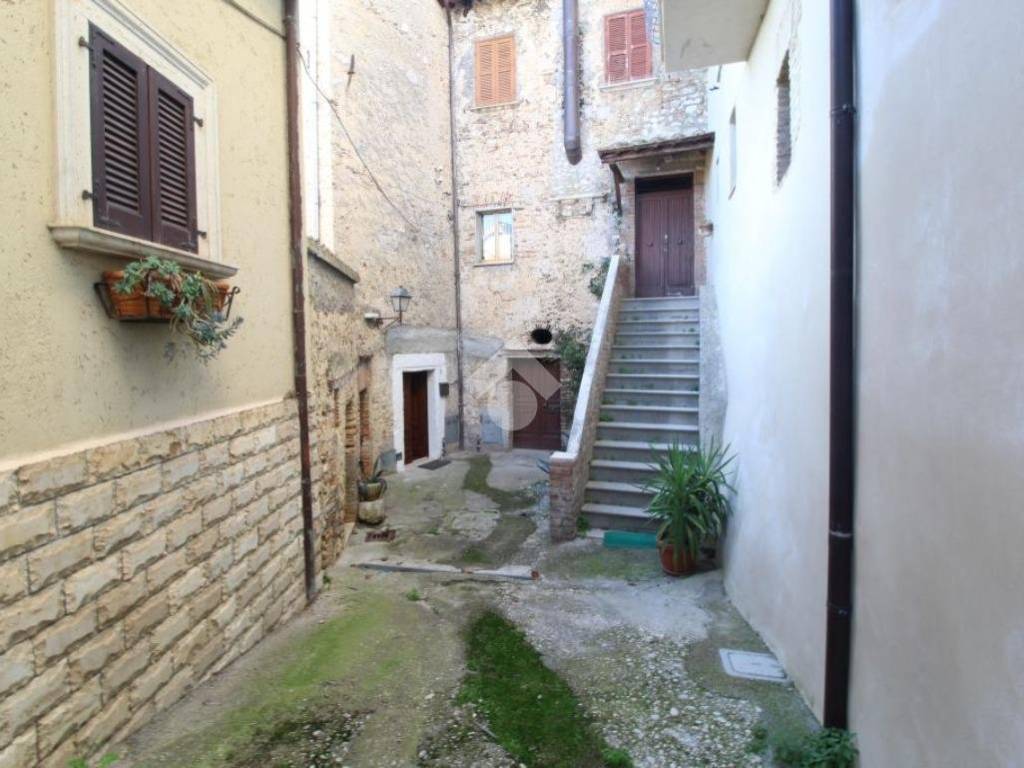 appartamento in vendita a Torricella in Sabina in zona Ornaro
