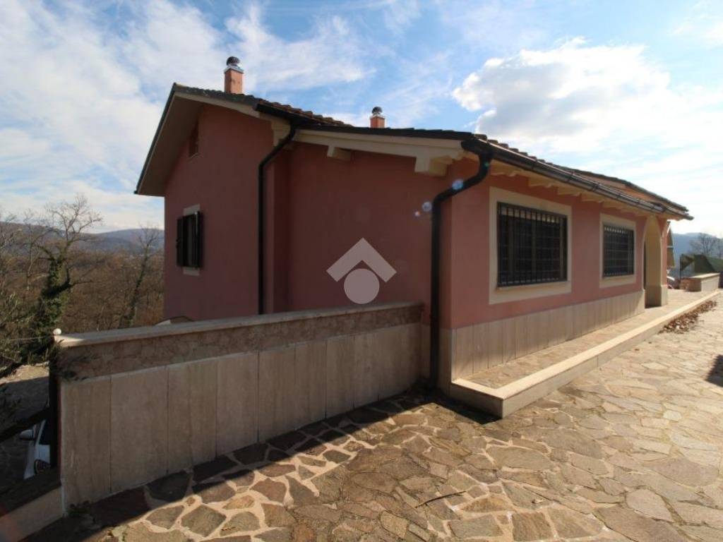 casa indipendente in vendita a Torricella in Sabina