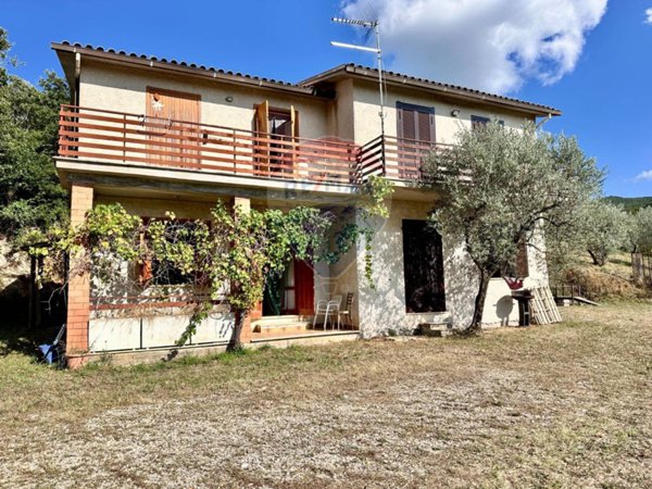 casa indipendente in vendita a Torricella in Sabina in zona Oliveto