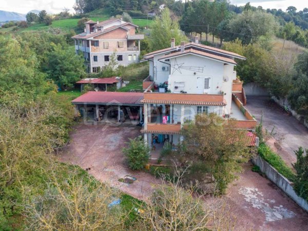 casa indipendente in vendita a Torricella in Sabina in zona Ornaro