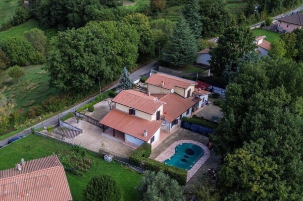 casa indipendente in vendita a Torricella in Sabina in zona Ornaro