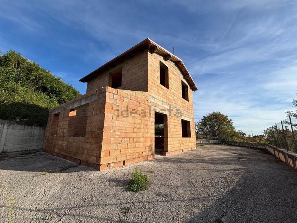 casa indipendente in vendita a Torricella in Sabina in zona Ornaro