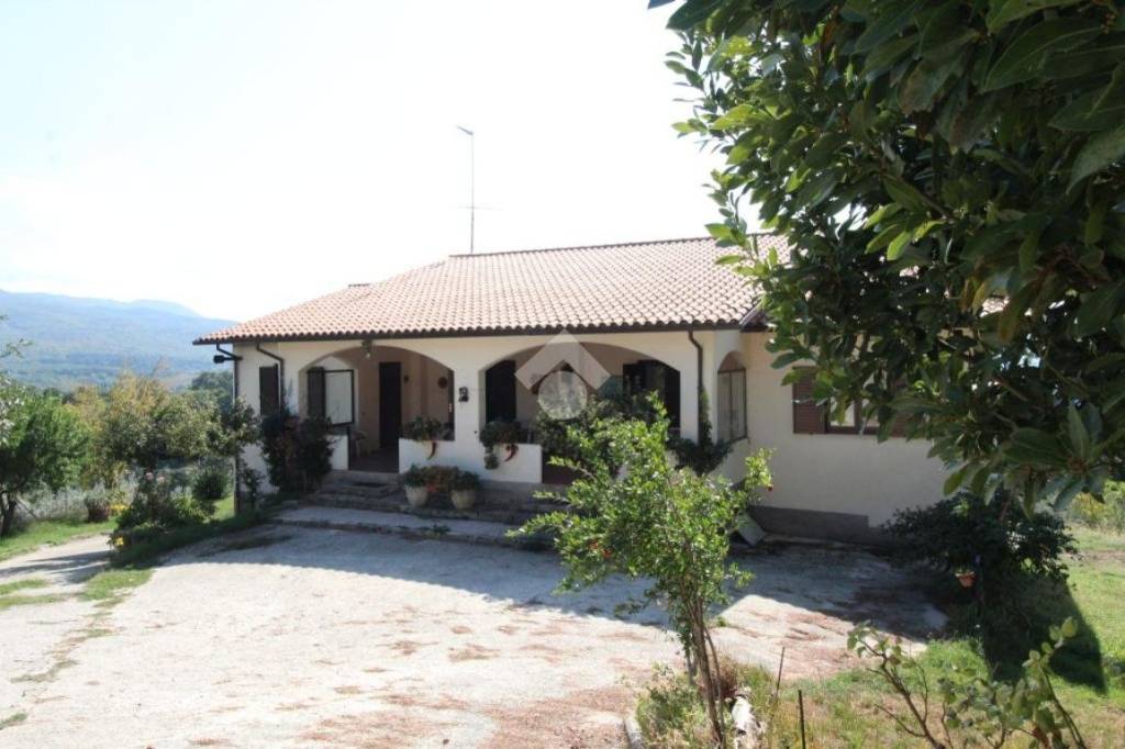 casa indipendente in vendita a Torricella in Sabina