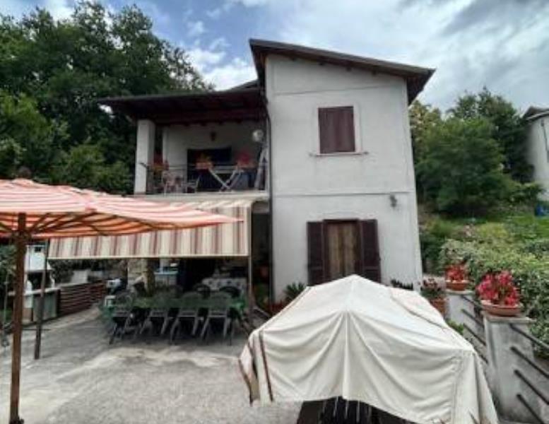 casa indipendente in vendita ad Agosta in zona Tostini