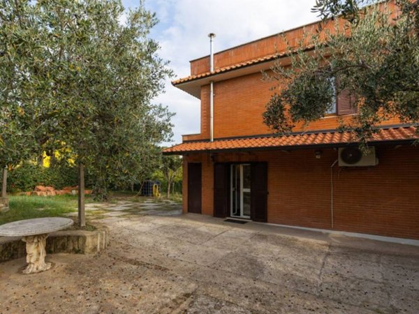casa indipendente in vendita ad Albano Laziale in zona Cecchina