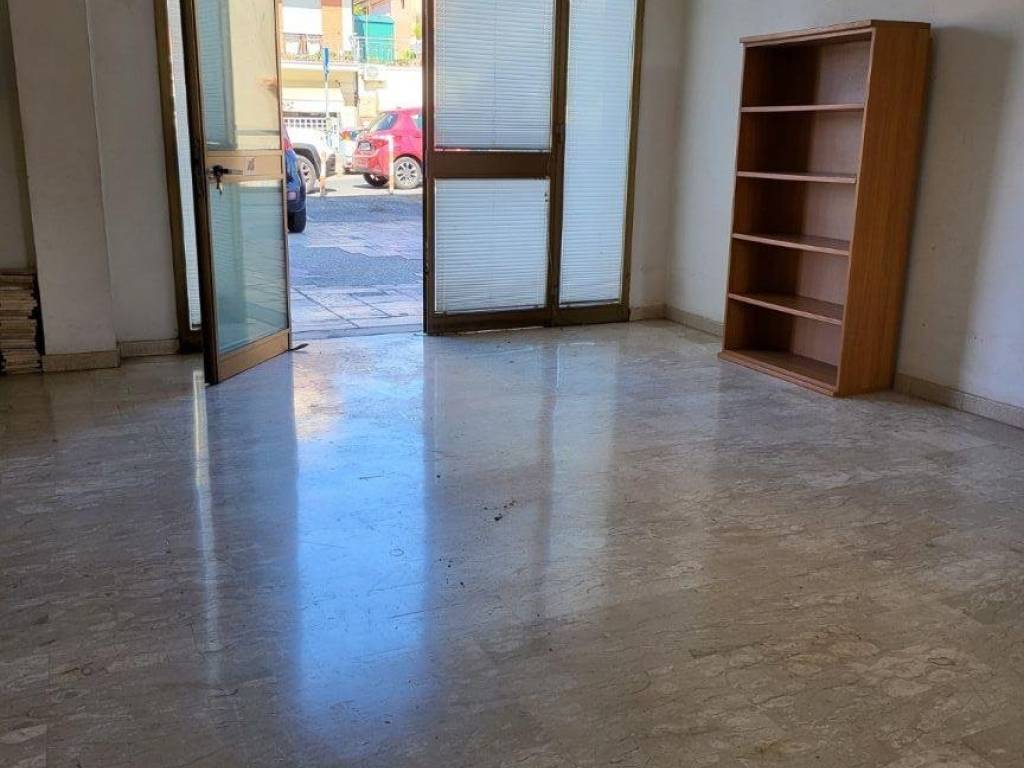 negozio in vendita ad Albano Laziale in zona Cecchina