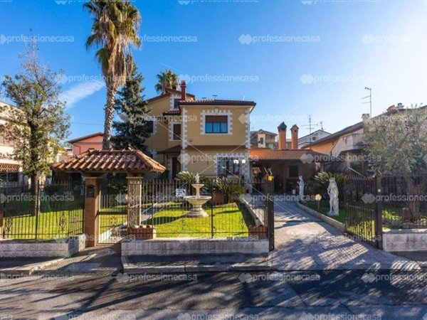 casa indipendente in vendita ad Albano Laziale in zona Pavona