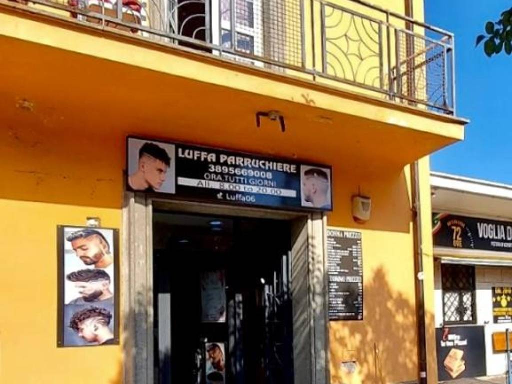 negozio in vendita ad Albano Laziale in zona Pavona