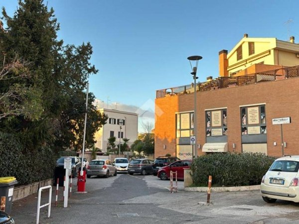 locale commerciale in vendita ad Albano Laziale