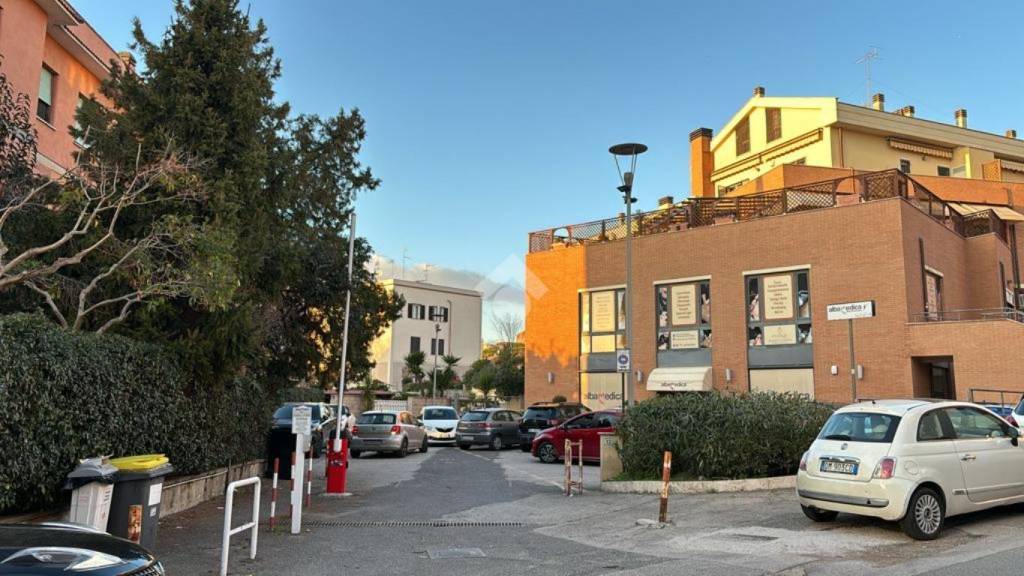locale commerciale in vendita ad Albano Laziale