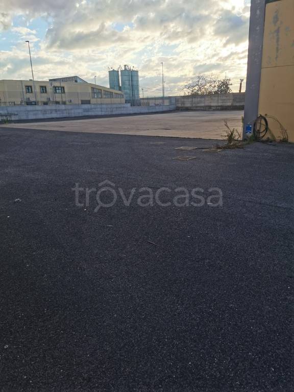capannone in vendita ad Albano Laziale in zona Pavona