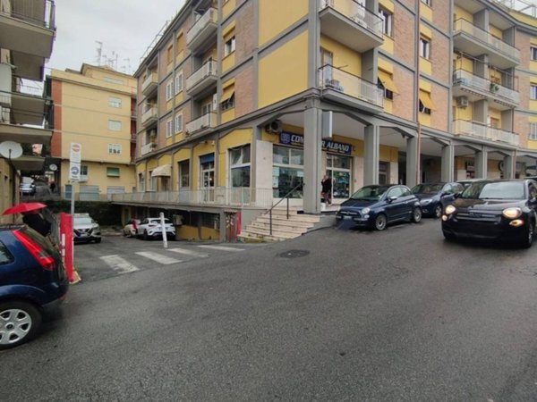 negozio in vendita ad Albano Laziale