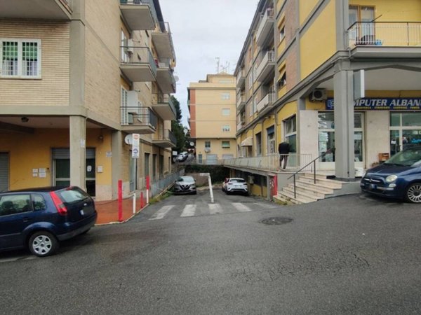 negozio in vendita ad Albano Laziale