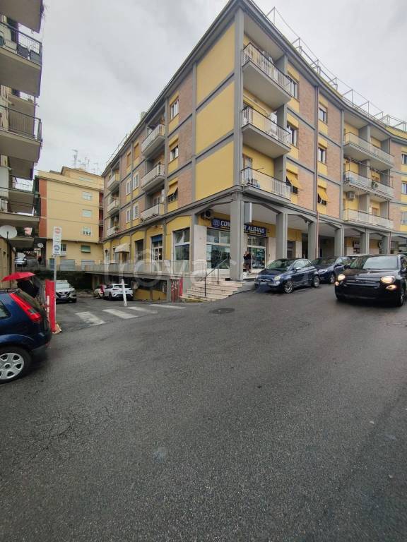 negozio in vendita ad Albano Laziale