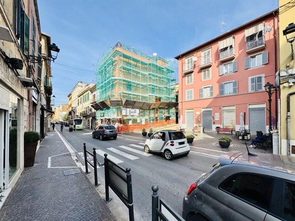 locale commerciale in vendita ad Albano Laziale