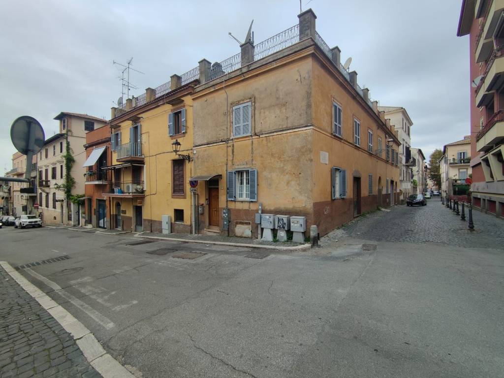 locale commerciale in vendita ad Albano Laziale