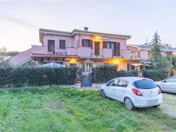appartamento in vendita ad Albano Laziale in zona Pavona