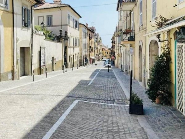 locale commerciale in vendita ad Albano Laziale